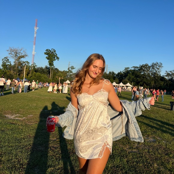 Meet your Posher, Olivia - Picture 2 of 3